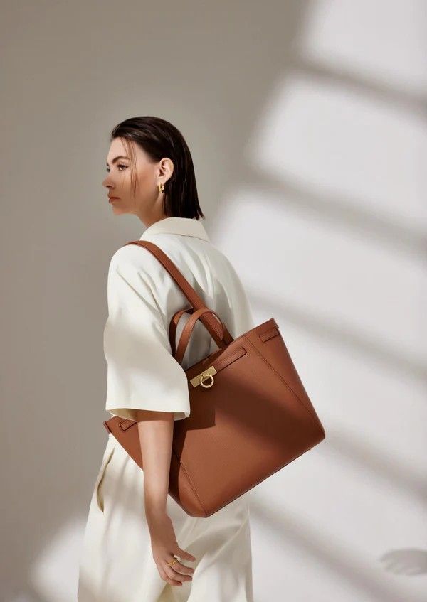 Leather Tote Bag Luxury Advertising Prompt