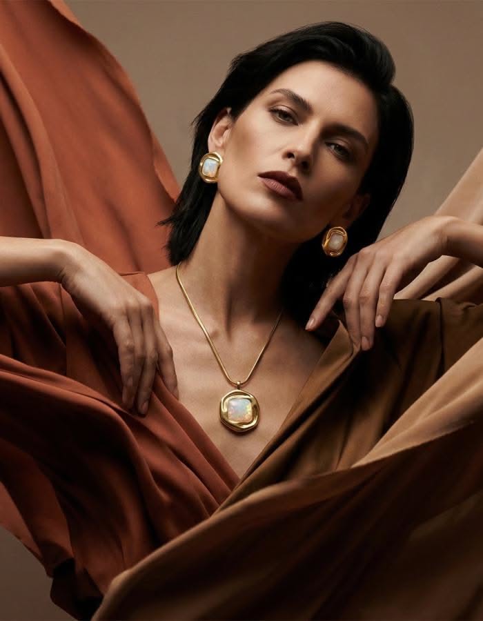 Gold Jewellery Set Studio Photoshoot Prompt