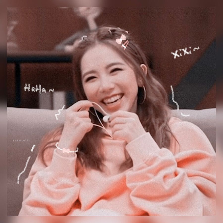 Prompt： 为我生成图中角色的卡通 Line 风格的半身像 GIF 表情包每一帧的图片，注意头饰